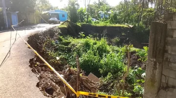 Calle Primera en sector José Francisco Peña Gómez al punto de colapsar en Pedro Brand