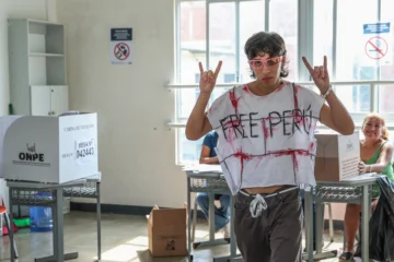 Peruanos eligen nuevo presidente para frenar el crimen en comicios empañados por retrasos Peruanos eligen nuevo presidente para frenar el crimen en comicios empañados por retrasos