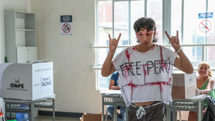 Peruanos eligen nuevo presidente para frenar el crimen en comicios empañados por retrasos