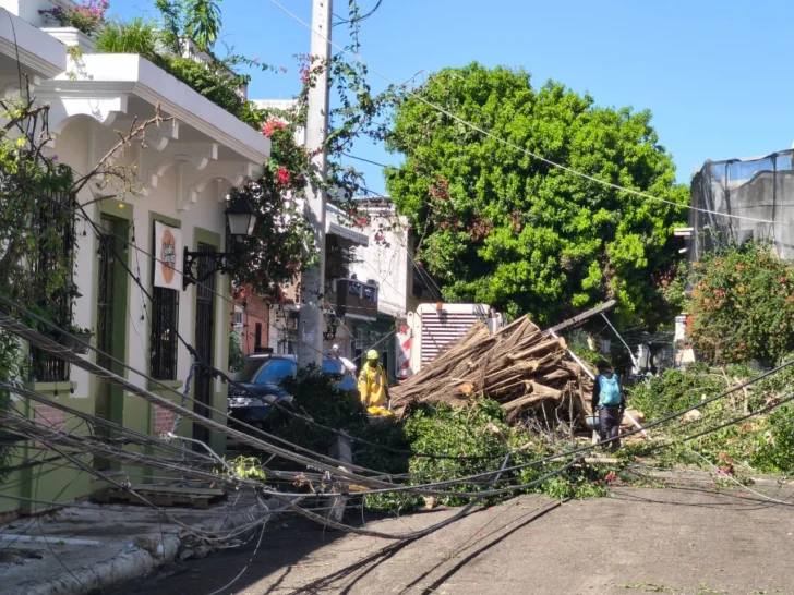 Politur evacuó turistas y supervisa labores tras derrumbes por lluvias