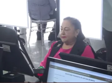 Arquitecta Zamira Asilis se convierte en la primera ciudadana en recibir la nueva cédula