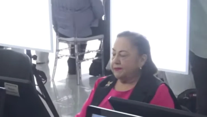 Arquitecta Zamira Asilis se convierte en la primera ciudadana en recibir la nueva cédula