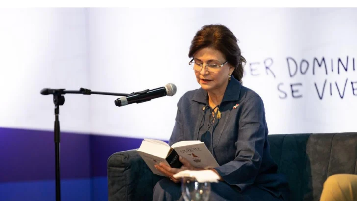 Raquel Peña dicta conferencia sobre el reto de leer en medio del ruido en Santiago