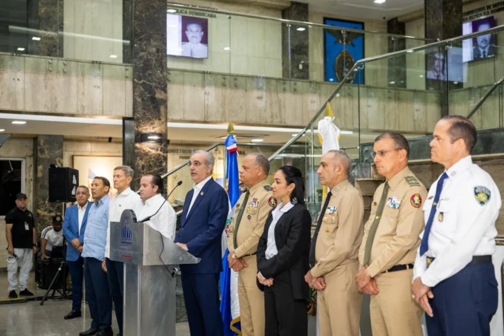 Abinader anuncia consultas nacionales ante crisis internacional y refuerzo de vigilancia en la frontera
