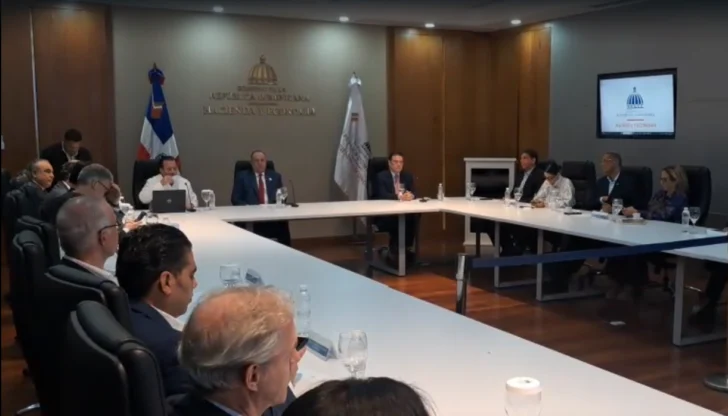 Gobierno y empresarios se reúnen para mitigar impacto de crisis global en RD