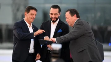 El Salvador: datos sobre la salud de miles de pacientes caerán en manos de Google