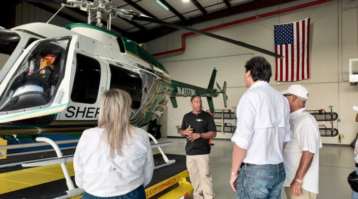Departamento Aeroportuario visita unidad aérea policial en Orlando durante feria aeronáutica