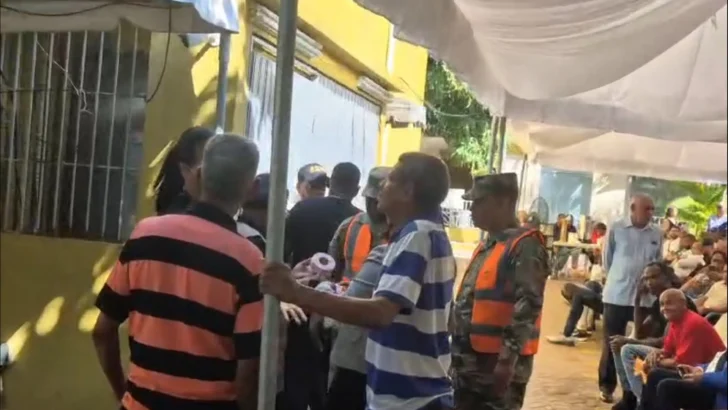 Retrasos y desorden marcan renovación de la nueva cédula de identidad; denuncian trato preferencial en centros 24/7