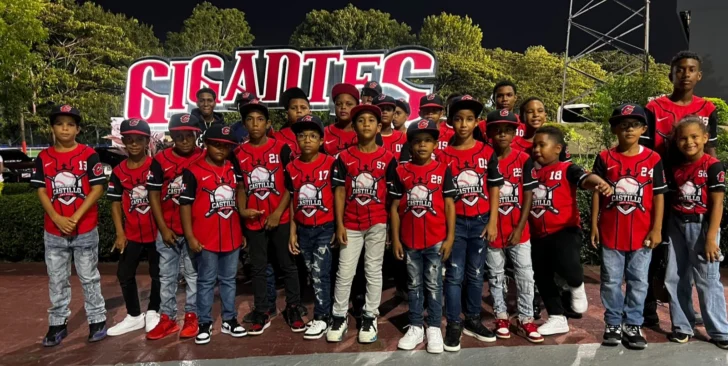 Uno-de-los-grupos-de-Ninos-y-jovenes-del-cibao-invitados-por-GC-al-estadio-Julian-Javier-728x366