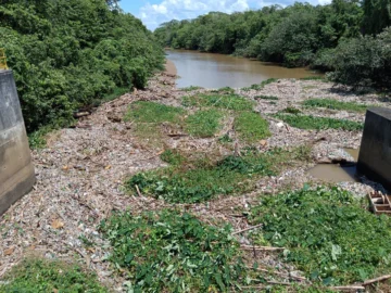 CAASD saca de servicio acueducto Barrera de Salinidad por acumulación de basura