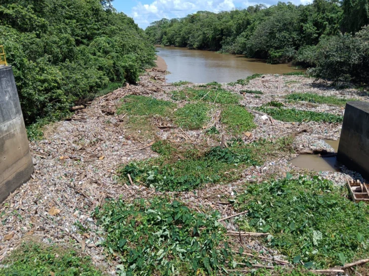 CAASD saca de servicio acueducto Barrera de Salinidad por acumulación de basura