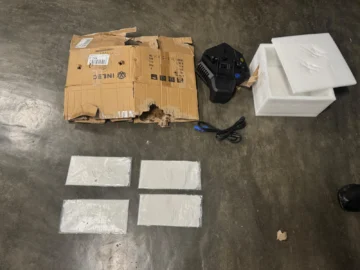 DNCD decomisa en el AILA 12 laminas de presunta cocaína, ocultas en cajas de cartón