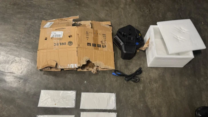 DNCD decomisa en el AILA 12 laminas de presunta cocaína, ocultas en cajas de cartón