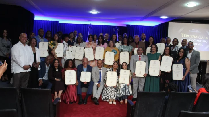 CDP reconoce trayectoria de 39 periodistas en gala celebrada en el Teatro Nacional CDP reconoce trayectoria de 39 periodistas en gala celebrada en el Teatro Nacional