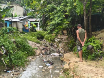 Crecida de cañada mantiene en zozobra a residentes de La Javilla en Villa Mella