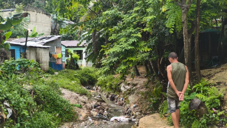 Crecida de cañada mantiene en zozobra a residentes de La Javilla en Villa Mella