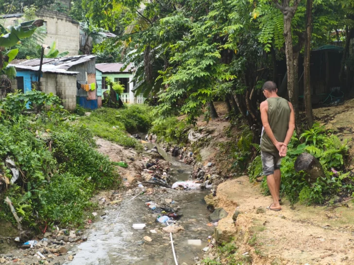 Crecida de cañada mantiene en zozobra a residentes de La Javilla en Villa Mella