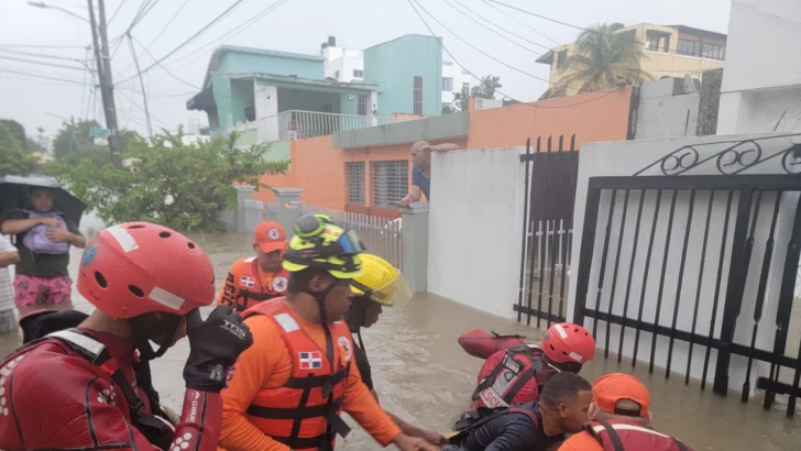 Defensa Civil atiende inundaciones y realiza rescates por lluvias Defensa Civil atiende inundaciones y realiza rescates por lluvias