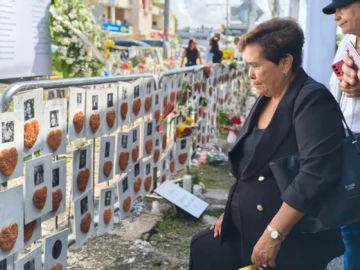 Con un día de retraso por las lluvias, familiares y sobrevivientes del Jet Set se reúnen en la 'zona cero' Con un día de retraso por las lluvias, familiares y sobrevivientes del Jet Set se reúnen en la 'zona cero'