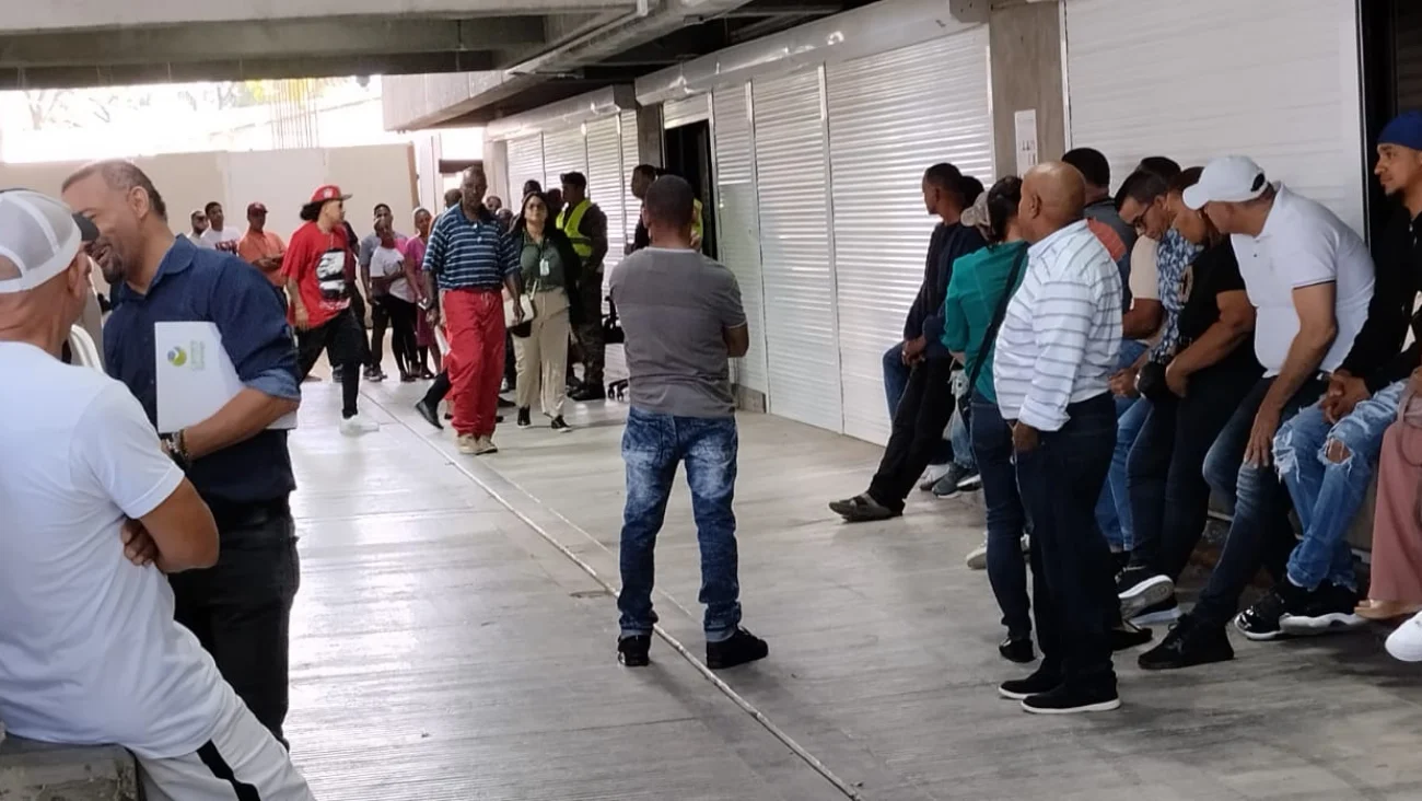 Llueven quejas: ciudadanos procuran nueva cédula de identidad y alegan lentitud en el proceso en Santiago Llueven quejas: ciudadanos procuran nueva cédula de identidad y alegan lentitud en el proceso en Santiago