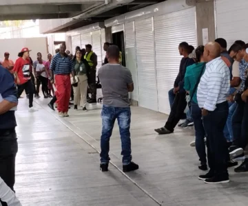 Llueven quejas: ciudadanos procuran nueva cédula de identidad y alegan lentitud en el proceso en Santiago Llueven quejas: ciudadanos procuran nueva cédula de identidad y alegan lentitud en el proceso en Santiago