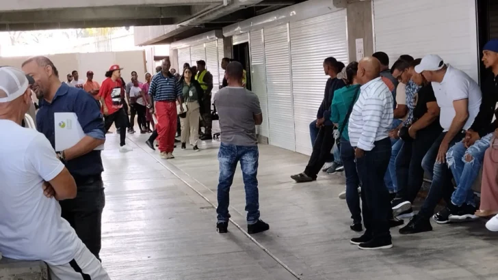 Llueven quejas: ciudadanos procuran nueva cédula de identidad y alegan lentitud en el proceso en Santiago
