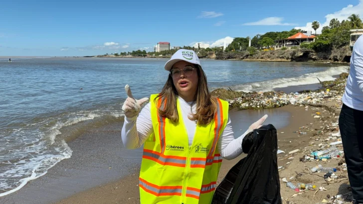 Voluntarios de Medio Ambiente se unen a jornada de limpieza en la playa Montesinos Voluntarios de Medio Ambiente se unen a jornada de limpieza en la playa Montesinos