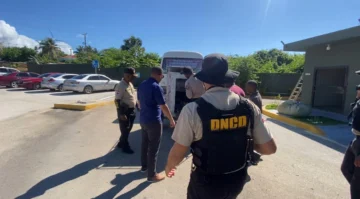 Detienen chofer y cobrador de autobús con once paquetes de presunta marihuana