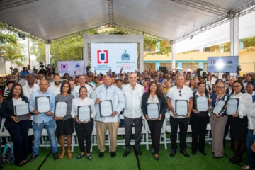 Abinader supera los 163 mil títulos de propiedad entregados