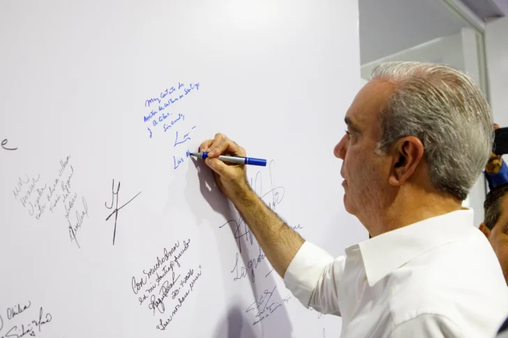 Presidente anuncia Feria del Libro quedará instalada cada año en Santiago