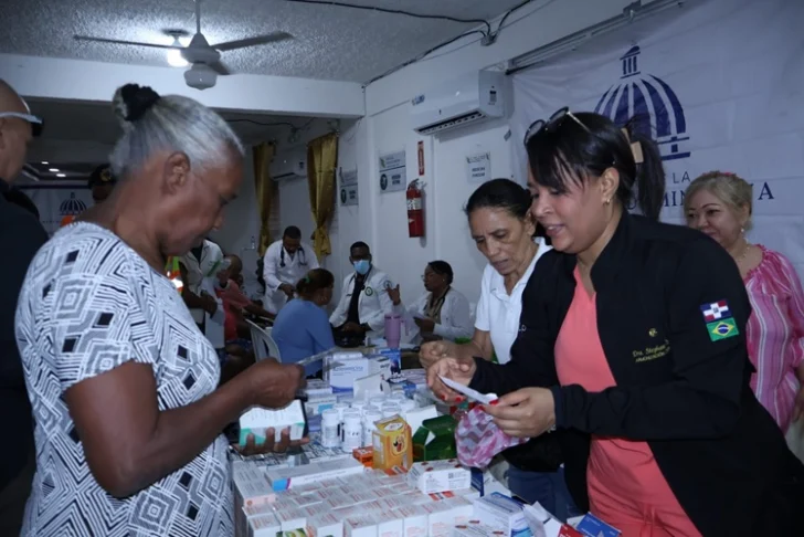 DGDC y Ejército llevan operativo social al barrio 24 de Abril