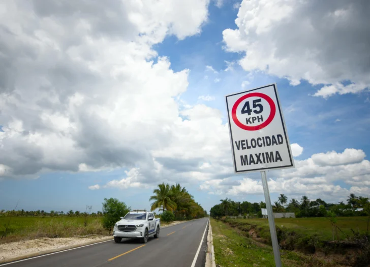 Tras 50 años de espera, comunidades de Nagua estrenan carretera construida por la empresa hidroeléctrica del Estado