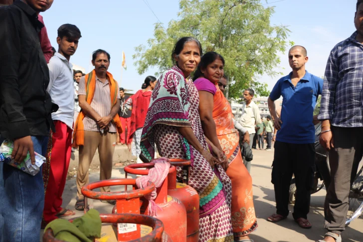  NOIDA (INDIA), 03/04/2026.- Largas filas para comprar gas para cocinar en la ciudad india de Noida, en medio de una escasez nacional de gas a causa del cierre del estrecho de Ormuz. EFE/ Eduardo Echeverri López