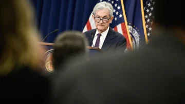 Powell dejará la jefatura de la Fed pero seguirá como gobernador para disgusto de Trump