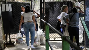 Motín en cárcel venezolana deja cinco muertos y genera denuncias de opacidad