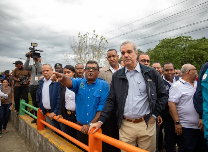 Presidente Abinader recorre sector Nuevo Amanecer de Los Alcarrizos y garantiza asistencia del Gobierno a familias afectadas