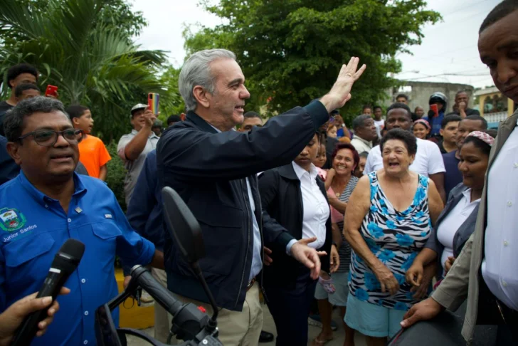 Presidente Abinader recorre sector Nuevo Amanecer de Los Alcarrizos y garantiza asistencia del Gobierno a familias afectadas