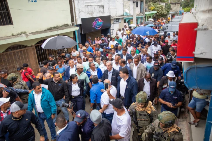 Presidente Abinader recorre sector Nuevo Amanecer de Los Alcarrizos y garantiza asistencia del Gobierno a familias afectadas