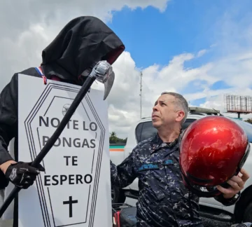 “Yo me voy a pie, muerte”, el cómico recordatorio de Diego Pesqueira a los motoristas para que usen casco