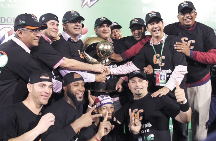 socios-y-peloteros-de-los-Gigantes-celebrando-su-primera-corona-en-el-2015-728x478