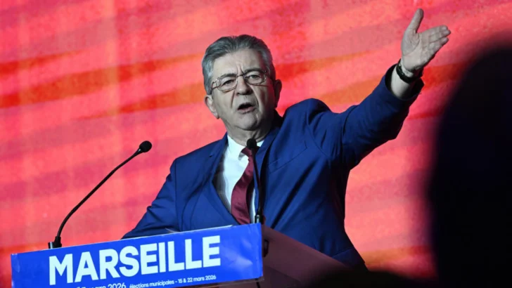 Francia: el izquierdista Jean-Luc Mélenchon oficializa su candidatura a las presidenciales de 2027