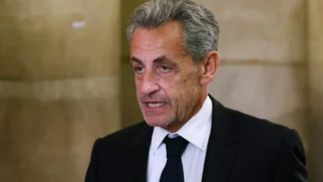 Sarkozy evita volver al brazalete electrónico: la justicia francesa alega su avanzada edad