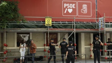 España: la policía allana la sede del PSOE; Pedro Sánchez mantiene su apoyo a Zapatero