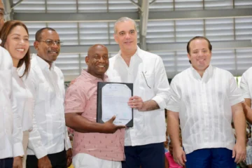 Luis Abinader entrega 1,500 títulos en Domingo Savio