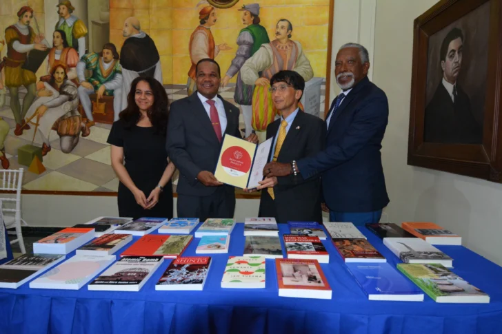 Japón dona 165 libros a la UASD para fortalecer intercambio académico y cultural