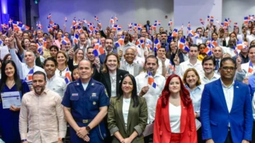 Juramentados 149 extranjeros que adquieren la nacionalidad dominicana