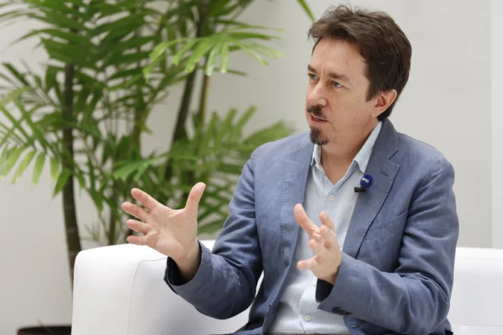 El escritor Pedro Mairal: Un mal gobierno no va a doblegar la cultura argentina