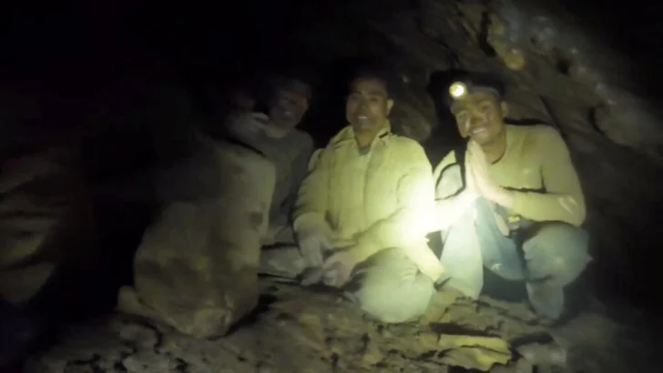 Rescate extremo en Laos: cinco aldeanos que buscaban oro sobreviven tras siete días en una cueva inundada