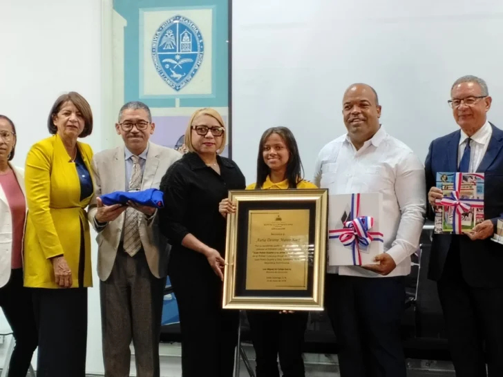 MINERD premia talento literario de jóvenes y adultos