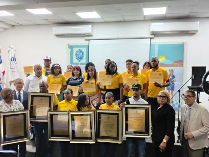 MINERD premia talento literario de jóvenes y adultos